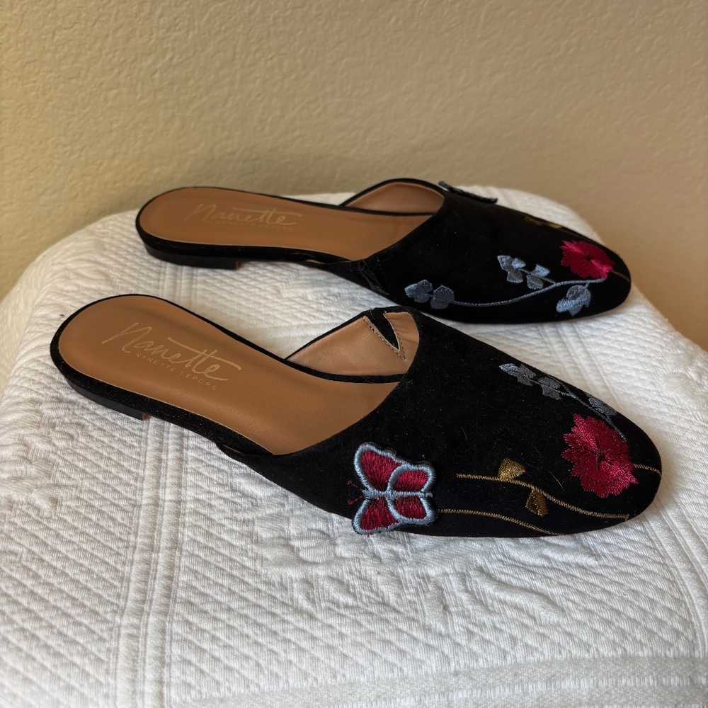 Nanette Lepore Ellie Mules. Black faux suede, embroidered flowers, butterfly Sz8